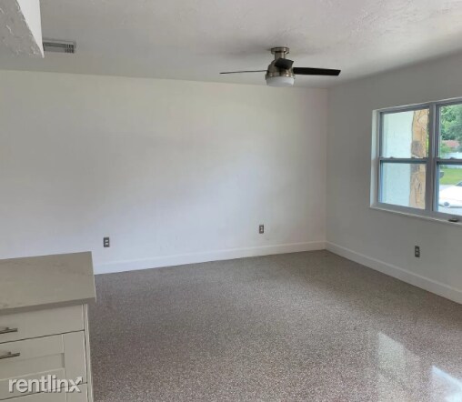 Building Photo - 3 br, 2 bath House - 10863 Village Green Ave