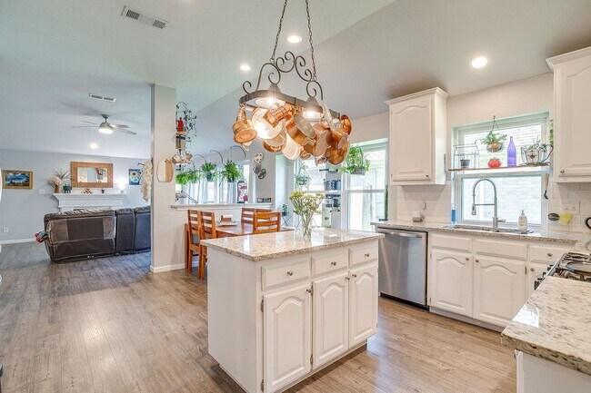 Building Photo - Welcome Home- Amazing 4 Bed, 2 Bath Rental in Desirable Trace Ridge- Keller ISD- 76244