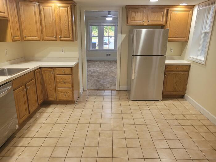 Primary Photo - Perfect For Student Housing! 4 Bedroom Hou...
