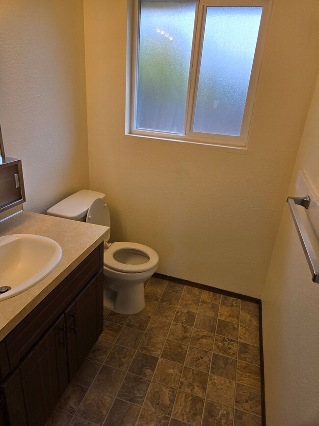 Building Photo - 3 Bedroom 1 bath