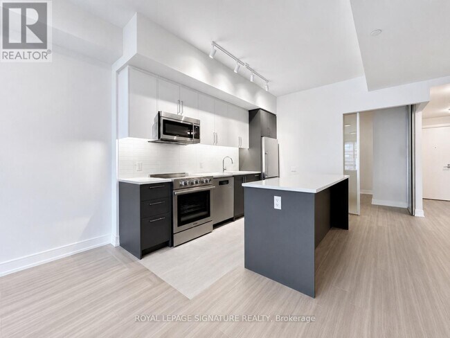 Building Photo - 664 Spadina Ave.