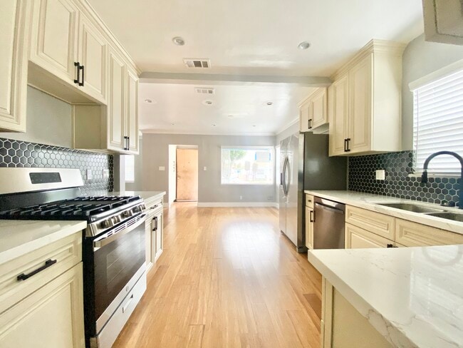 Building Photo - 823 E 90th St