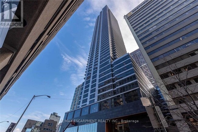 Building Photo - 395 Bloor St E