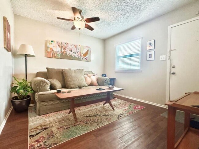 Foto del edificio - 2401 Manor Rd