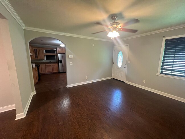 Building Photo - 3 Bedroom 2 Bathroom Brick Home in West Tu...