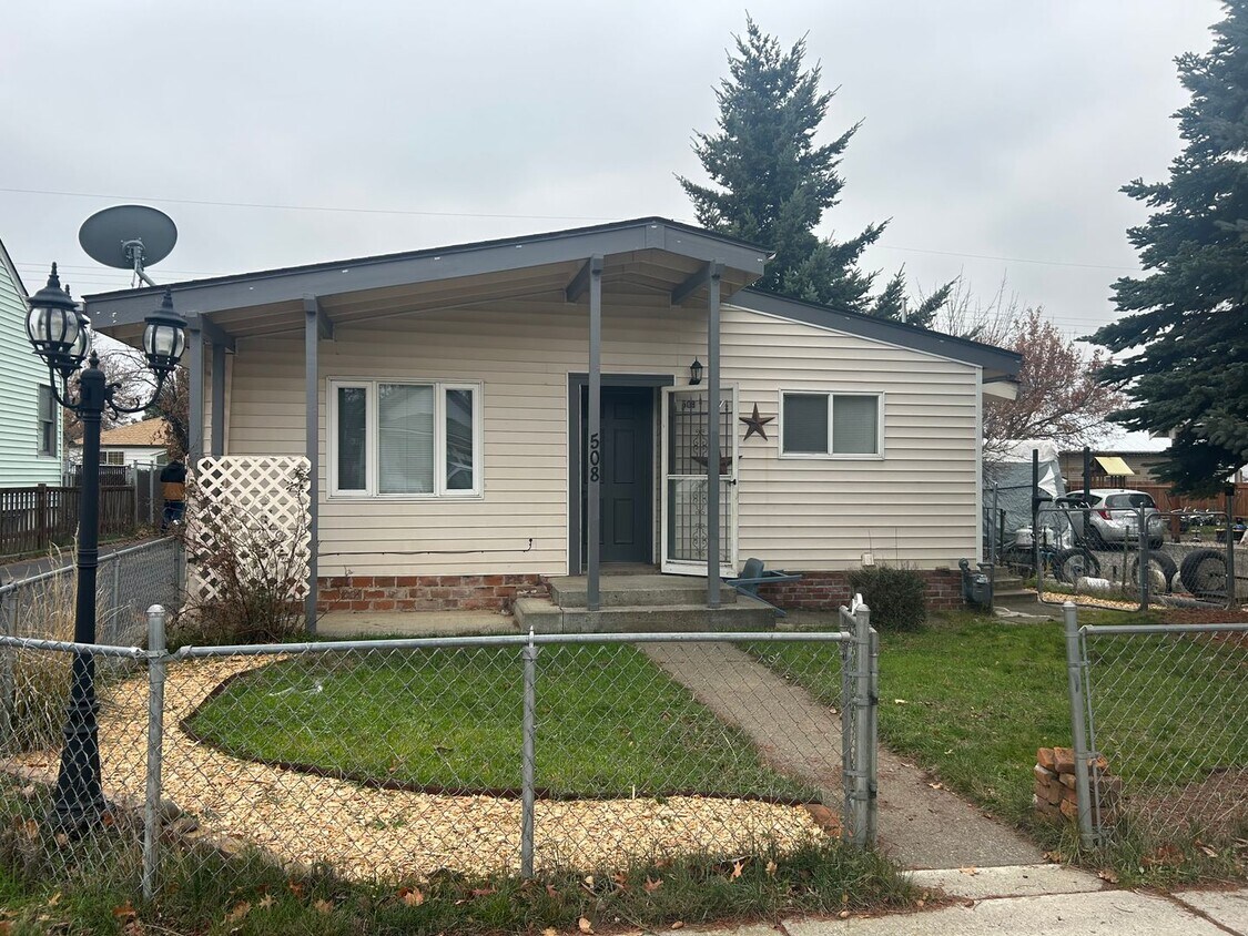 Primary Photo - 3 Bedroom/1 bath Home avaiable now.