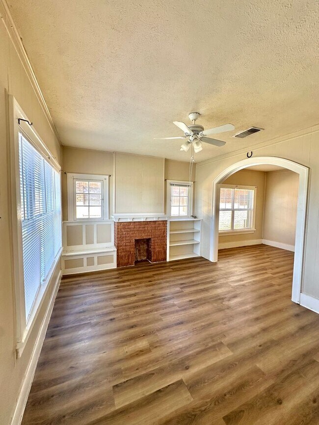Building Photo - 1 Bedroom Near Downtown San Angelo!!