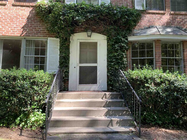 Building Photo - 3977 Club Dr NE
