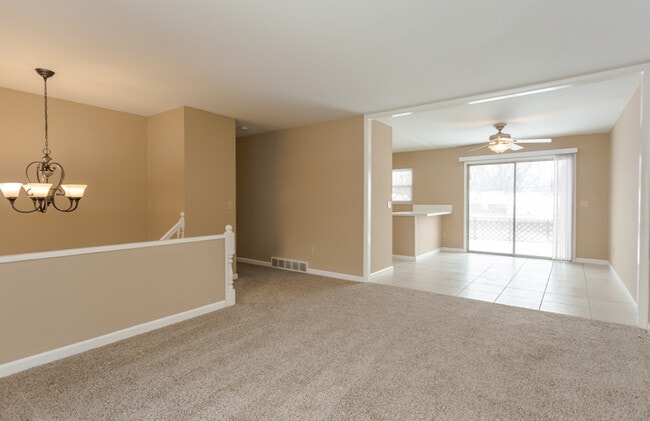 Building Photo - Large 3 Bed 1.5 Bath Maumee Home!