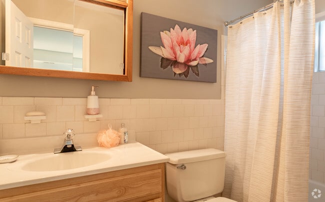 2BR, 2BA - 899 SF - Chapel Manor Apartments