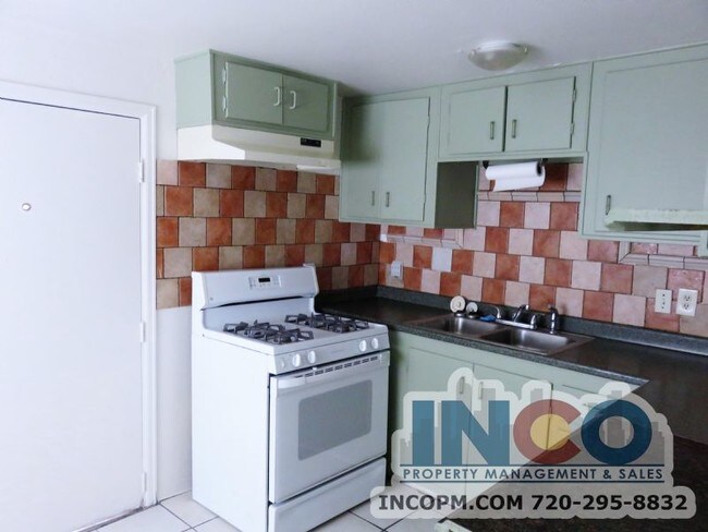 Foto del edificio - Private Corner 2 bed 1 bath triplex! Great...