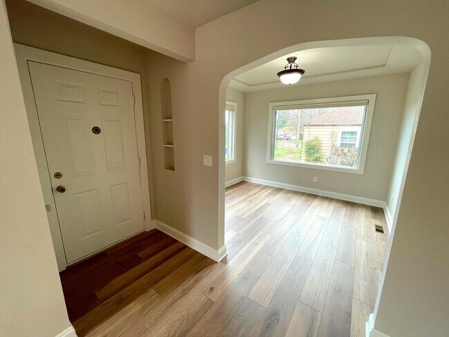 Building Photo - Stunning Newly Remodeled Roseway Home with...
