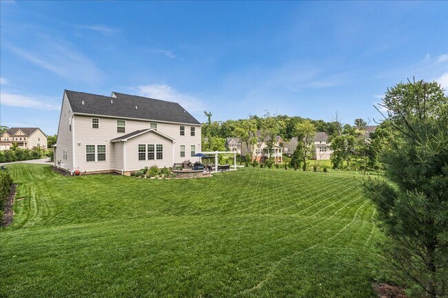 Building Photo - 4 BEDROOM HOME FOR LEASE