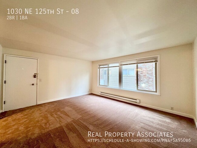 Building Photo - Spacious 2 Bedroom /1 Bath with Off Street...