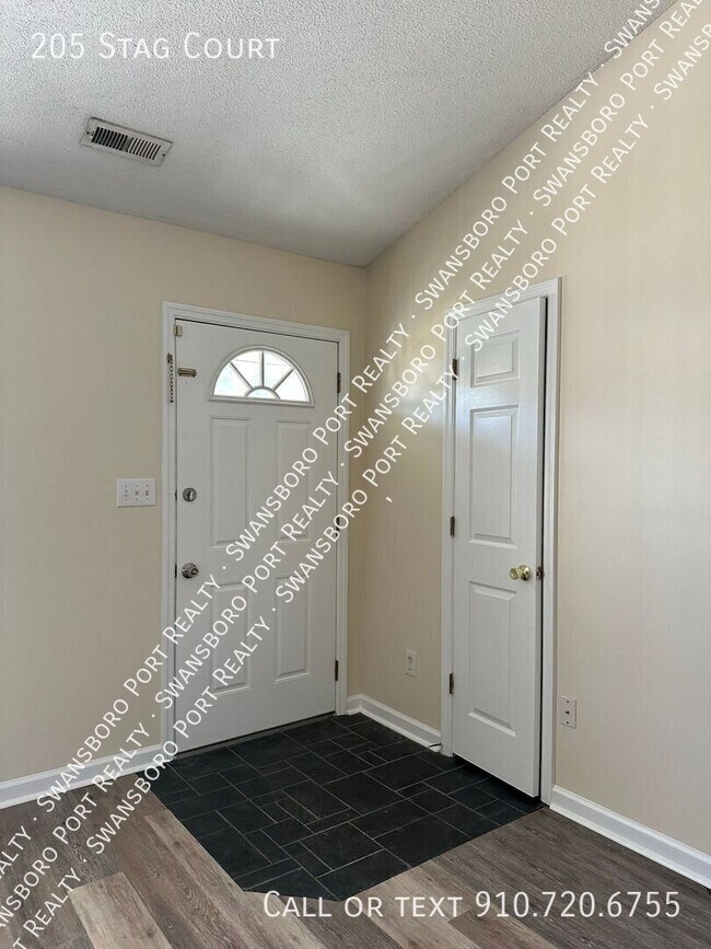 Building Photo - 205 Stag Ct