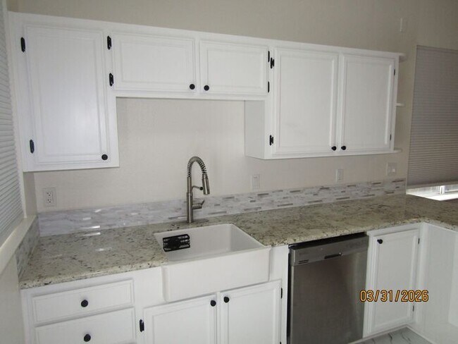 Foto del edificio - Beautifully updated single family house available NOW! $3,000 per month