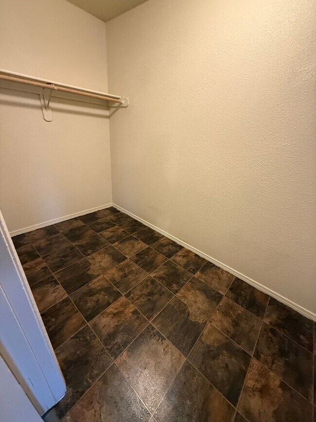 Foto del edificio - 3 Bed 2 Bath With His & Her Closets upstairs.  Yard Care Included.