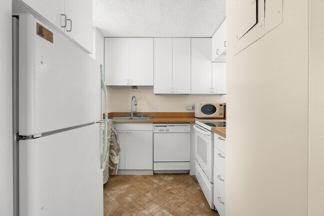 Building Photo - Furnished 1bd/1ba/1pkg in Rent Ala Moana/W...