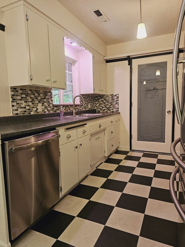 Foto del edificio - Available NOW- Charming 3-Bedroom Home  Ne...