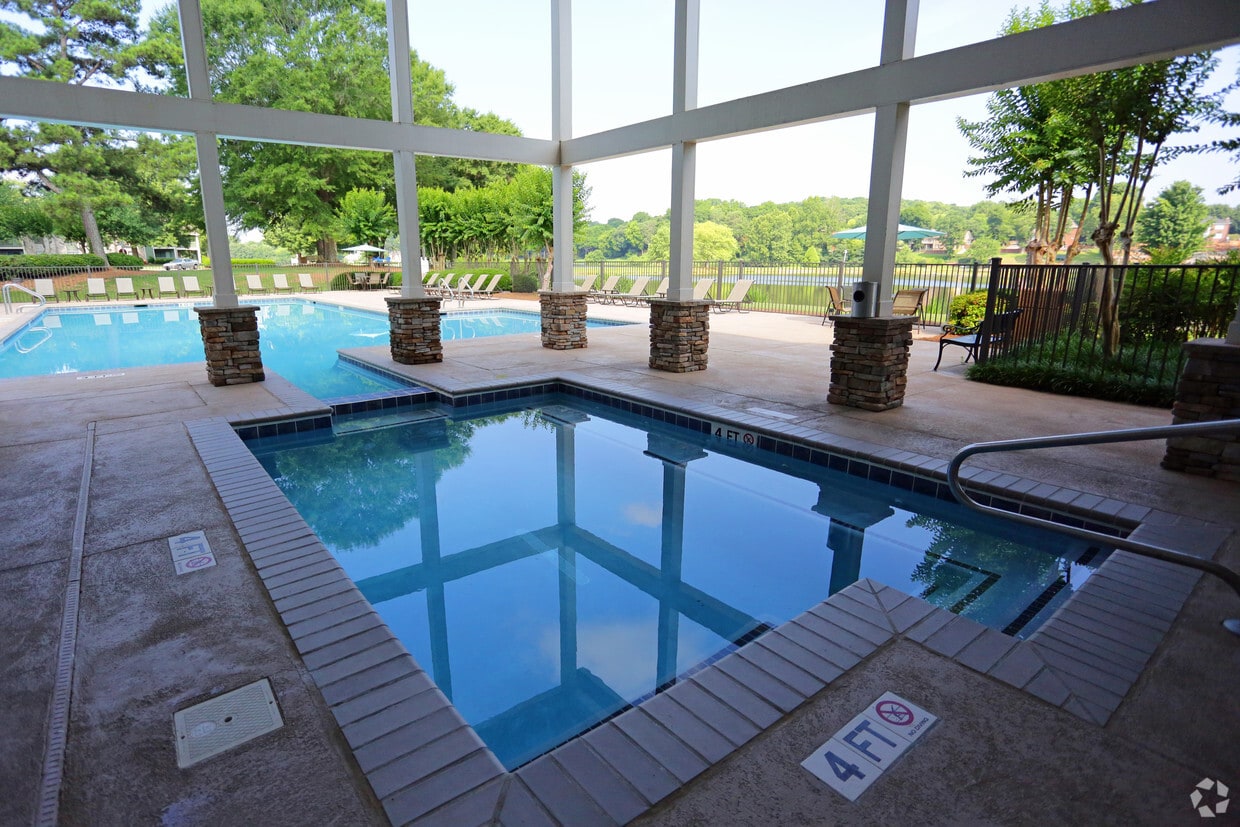 Colonial Grand at Edgewater Apartments in Huntsville, AL