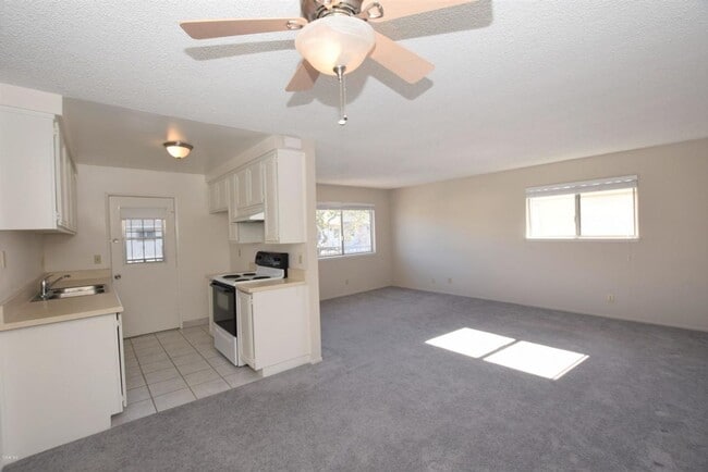 Building Photo - Popular Victoria Avenue Penthouse