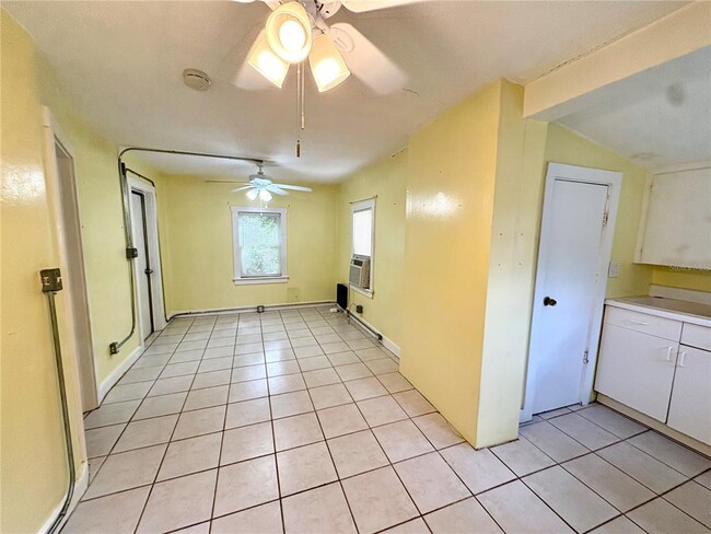 Building Photo - 309 W Comanche Ave