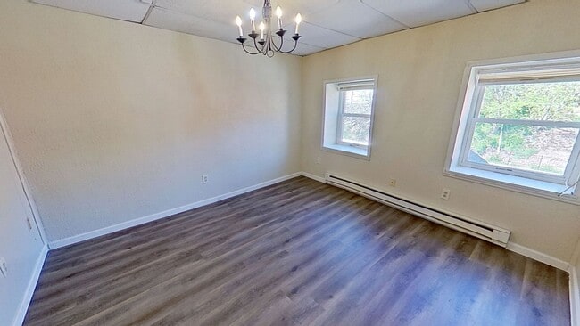 Building Photo - 2nd floor Apartment