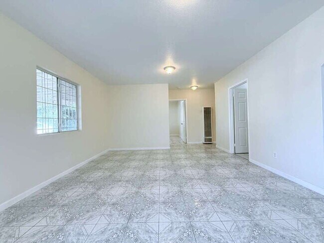 Foto del edificio - 8462 Zamora Ave