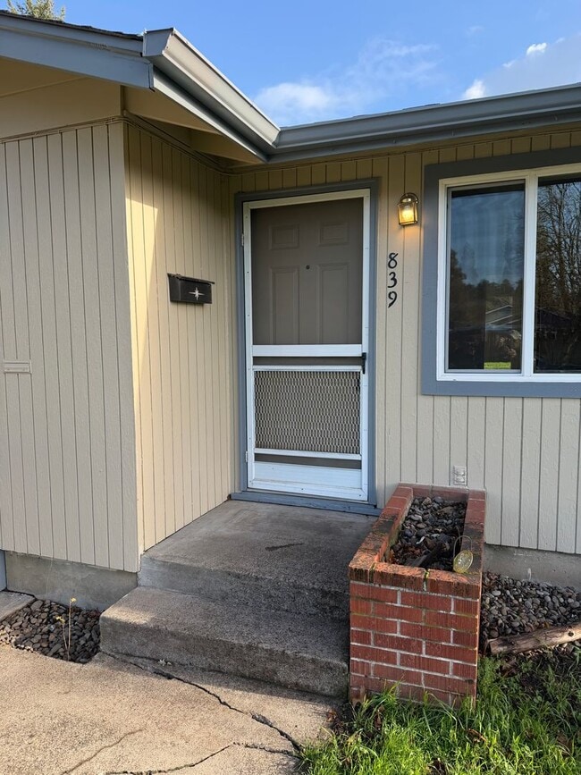 Building Photo - Nice single level 2 bedroom 1 bath house in Springfield!