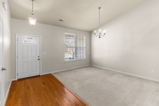 Foto del edificio - Beautiful Naturally-Lit home with Pergola