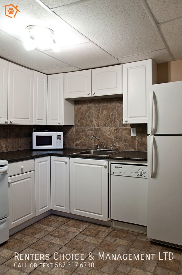 Photo du bâtiment - Pet Friendly Basement Suite with Private Fenced Yard!