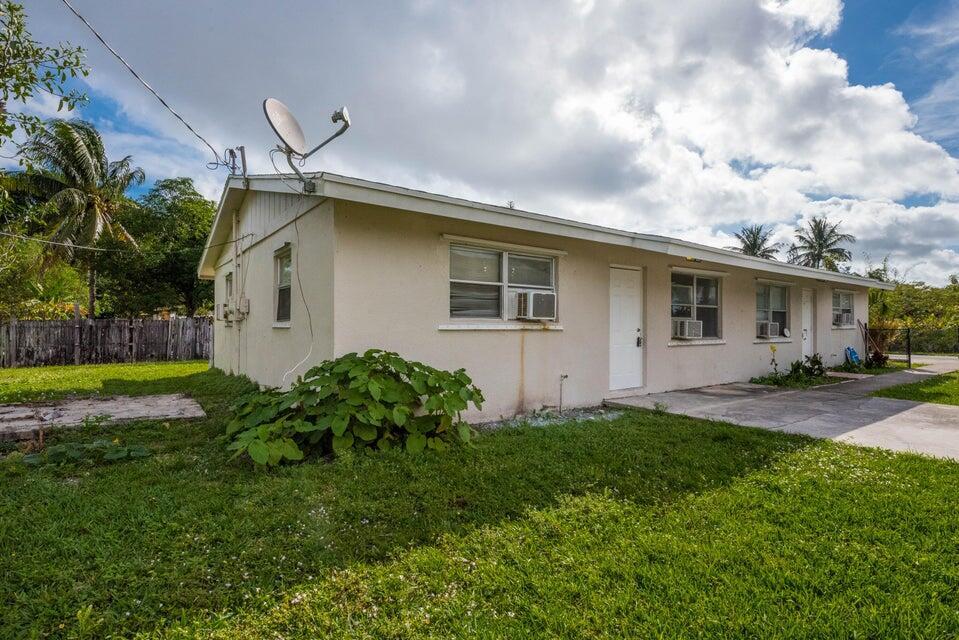 Foto principal - 2449 Saginaw Ave