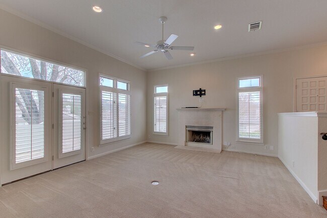 Foto del edificio - Rare 3 BR / 2.5 BA /  2 Car Garage Westlak...