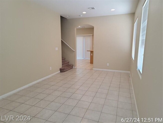 Building Photo - CHARMING 4 BEDROOM HOME IN THE NW!!