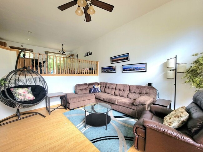 Building Photo - Sunny and bright 3 bed on a large fully fe...