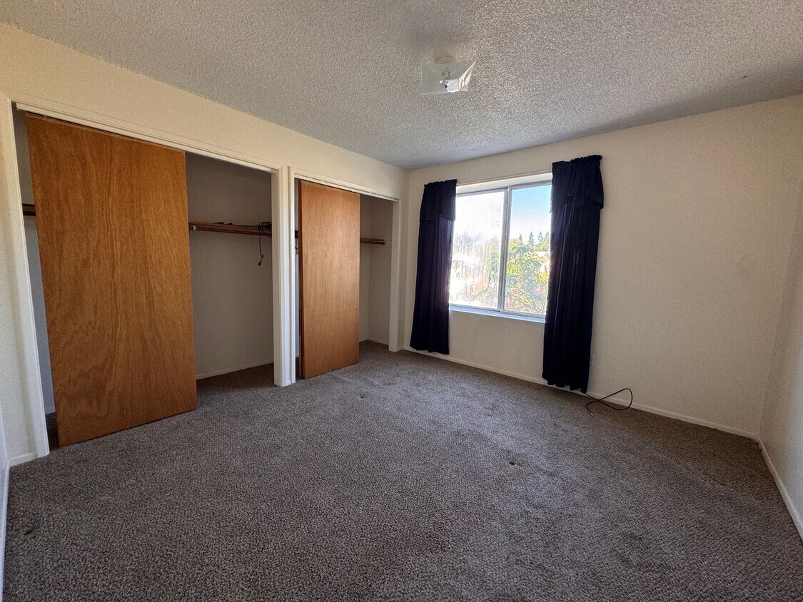 Foto del edificio - MONTH TO MONTH RENTAL AVAILABLE WITH VIEWS OF THE CITY!