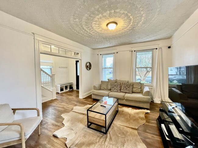 Building Photo - Charming 3-Bedroom Home Available 07-25-24...