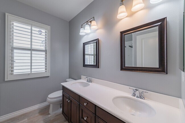 Foto del edificio - 3BD/2.5BA/2Garage Two Story upgraded End Unit Condo Woodbury Irvine $4800