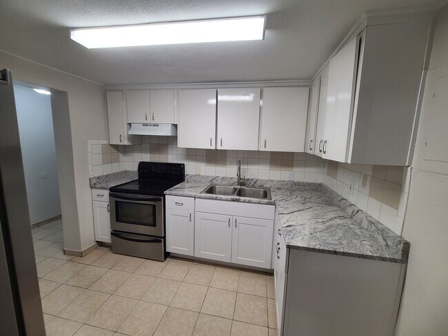 Foto del edificio - BRAND NEW RENOVATION! Spacious 5-Bed/2-Bat...