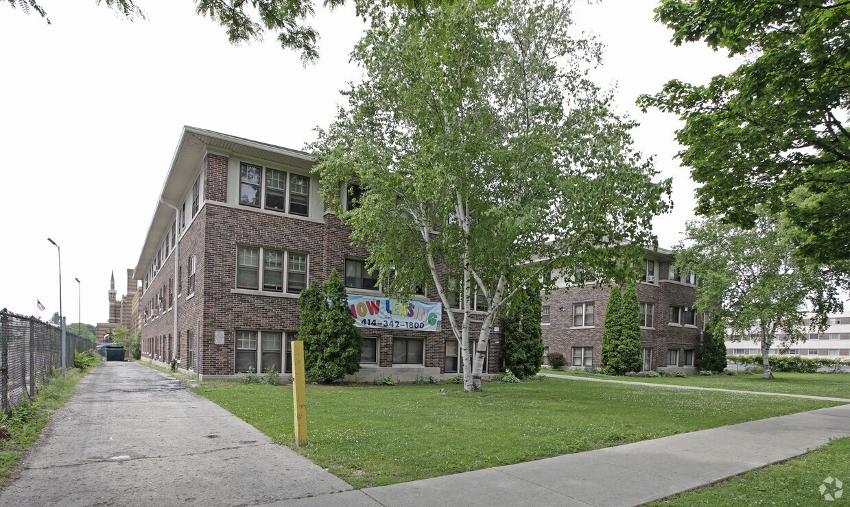Franklin Court 2933 2937 W Wells St Milwaukee WI 53208 Apartments com Franklin Court 2933 2937 W Wells St Milwaukee WI 53208 Apartments com