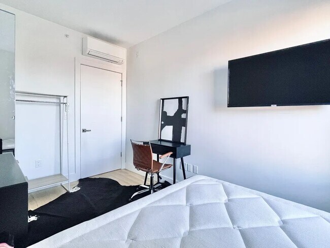 Foto del edificio - Furnished room/NOT APARTMENT