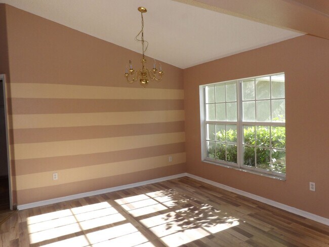 Foto del edificio - Spacious 4 Bedroom 2236 Sq Ft Call Carole Arcaro 386-216-4900 Deltona L Realty