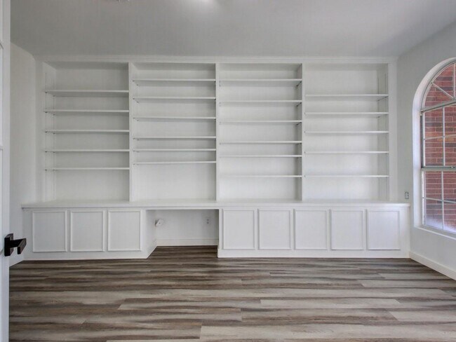 Building Photo - 8200 Cornerwood Dr