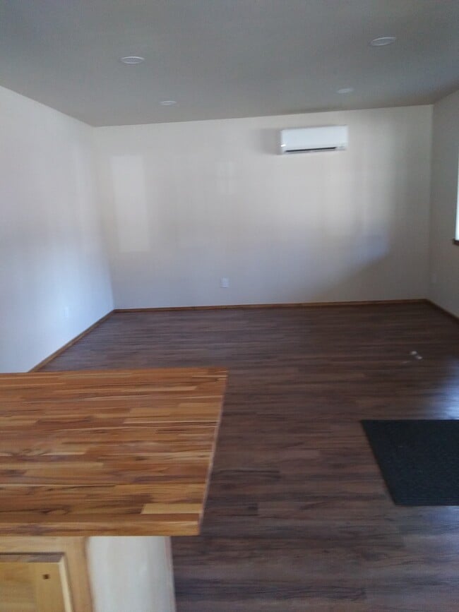 Living room - 1006 N B St