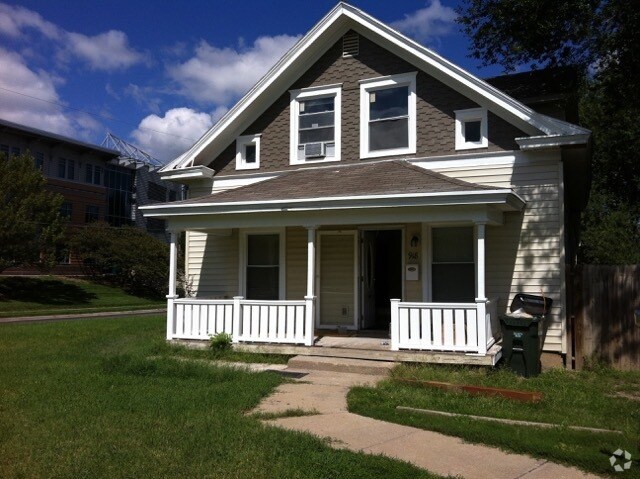 Building Photo - 918 W 3rd St