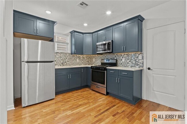 Building Photo - 362 1/2-362 New St