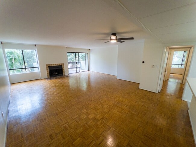 Building Photo - Large 2bed/ 2 bath corner unit in the heart of Silverlake with Hot Tub, Pool, Gated Parking and P...