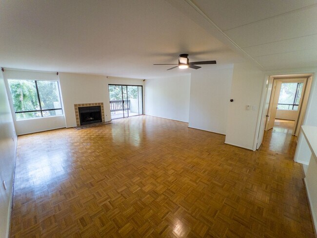Foto del edificio - Large 2bed/ 2 bath corner unit in the heart of Silverlake with Hot Tub, Pool, Gated Parking and P...