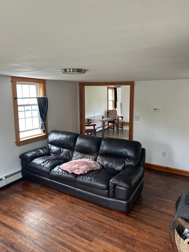 Iiving room - 10 Junction Rd