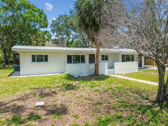 Building Photo - 695 Sunset Dr